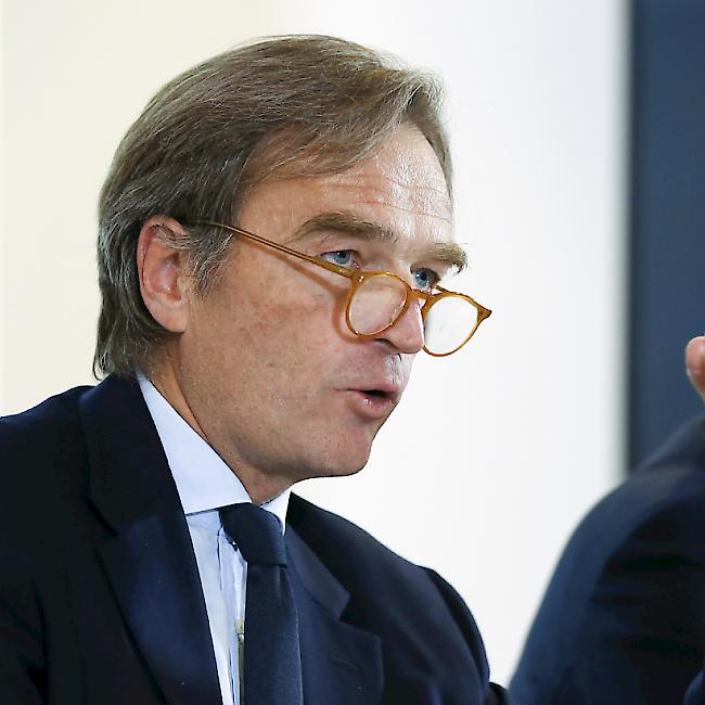 Jean-Philippe Rochat (links), Präsident des Kandidaturkomitees Sion 2026, spricht an der Seite von Jürg Stahl, Präsident von Swiss Olympic