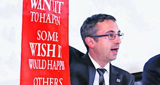 Es braucht Macher! Staatsrat Fr&eacute;d&eacute;ric Favre an der Medienkonferenz in Bern.  