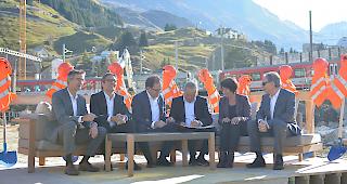 Urkundenunterzeichnung (von links): Franz-Xaver Simmen (CEO ASA), Markus Schmid (CEO Schmid), Fernando Lehner (CEO BVZ), Samih O. Sawiris (VRP ASA), Alice Kalbermatter (CFO BVZ) und Hans Schmid (VRP Schmid).