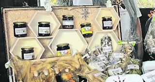 Grosses Angebot. &Uuml;ber 30 Aussteller bieten ihre kreativen Handarbeiten in sch&ouml;n verzierten Koffern an. 