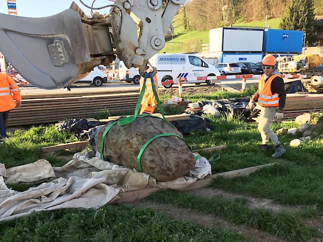 Der Abtransport des zwei bis drei Tonnen schweren Felsblocks zur näheren Untersuchung.