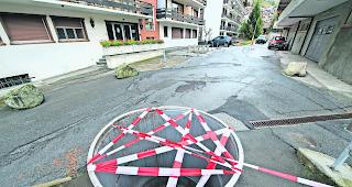 Auff&auml;llig. Die Leiche wurde mitten im Dorf in einem M&uuml;llcontainer versteckt.  
