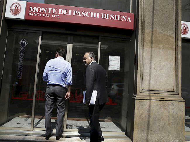 Der italienische Staat hatte die Bank Monte dei Paschi mit Milliarden vor dem Kollaps bewahrt. Italienische Banken haben Problemdarlehen im zweiten Quartal zwar um rund ein Fünftel abgebaut. Auf Italien entfallen aber immer noch rund ein Viertel aller faulen Kredite der Euro-Zone. (Archiv)