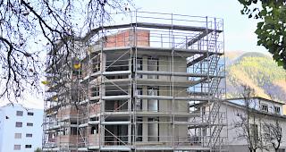 Wie weiter? &Uuml;ber dieses mehrst&ouml;ckige Geb&auml;ude im Quartier Kleeg&auml;rten wurde im M&auml;rz dieses Jahres der Baustopp verh&auml;ngt. Der Gemeinderat forderte darauf den R&uuml;ckbau von Bauelementen.  