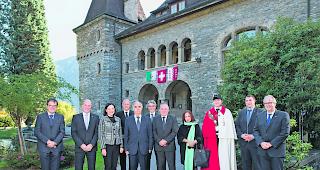 Herzlicher Empfang. Die staatsr&auml;tliche Delegation mit dem algerischen Botschafter Moulay Mohammed Guendil. 
