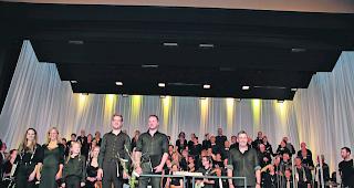 Sie freuten sich. Gesamtchor, Orchester, Dirigent und Solisten von &laquo;Turtmann singt&raquo;. Von links in der ersten Reihe: Solistinnen Silja Schmid, Bettina Aschilier, Eva Zen-Ruffinen, die Solisten Yannick Zenh&auml;usern, David Gysel und Dirigent Patrick Rieder.  