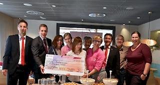 Check&uuml;bergabe. Zenz&uuml;nen Christian, Schmid Flavio (beide UBS), Bayard Rafaela, Ruppen Anina, Winter Monika, Winter Jossen Elisabeth, Imboden Reinke Sarah (alle Zuckerpuppa), Fux Marcel (UBS), Reinke Thomas (Pr&auml;sident Stiftungsrat), Short Petra (Zuckerpuppa) freuen sich &uuml;ber den Ausbau und die F&ouml;rderung.