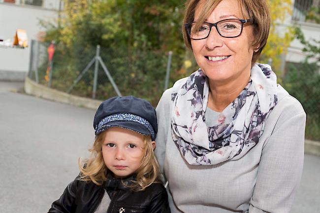 Emilia Franzen (3) und Susanne Ritz (60), beide aus Bitsch.