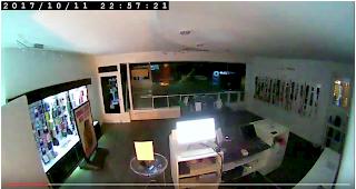 Krasse Explosion. Die &Uuml;berwachungskamera des Gesch&auml;fts iRep an der Gliseralle filmte die Explosion des Elektro-Roller-Akkus. Durch die Druckwelle ging die Schaufensterscheibe zu Bruch.