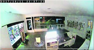 Krasse Explosion. Die &Uuml;berwachungskamera des Gesch&auml;fts iRep an der Gliserallee filmte die Explosion des Elektro-Roller-Akkus. Durch die Druckwelle ging die Schaufensterscheibe zu Bruch.  