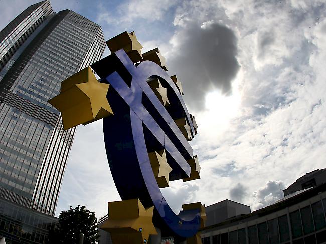 Fälscher richteten mit Euro-Blüten einen Schaden von rund 36 Millionen Euro an, wie die Europäische Zentralbank (EZB) am Freitag in Frankfurt mitteilte. (Archiv)