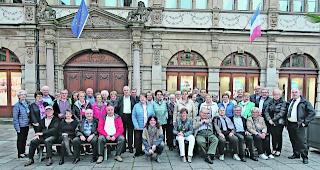 Reisegesellschaft. WB-Leserinnen und WB-Leser vor dem Renaissancebau der Handelskammer auf dem M&uuml;nsterplatz in Strassburg.  