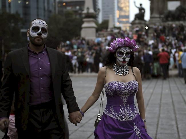 Tag der Toten gedenken die Einwohner Mexikos ihrer Verstorbenen auf verschiedenste Art und Weise. (Archiv)