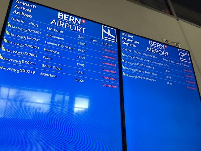 "Cancelled" hiess es am Sonntagmittag hinter den SkyWork-Flügen auf der Anzeigetafel des Flughafens Bern.