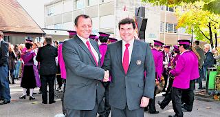 In guten H&auml;nden. Hans Seeberger (links) gratuliert seinem Vorstandskollegen Christian Bohnet zum KMVW-Pr&auml;sidium. 