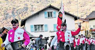 Stolz. Der jubilierende Trichj&auml;rverein Turtmann unterwegs: stolz und mit Nachwuchs.  