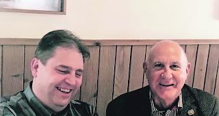 Stab&uuml;bergabe. Ignaz Eggel, abtretender Zunfthauptmann (rechts), mit seinem Nachfolger Stephan Schmid. 