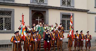 Am Sonntag wurde in Sitten eine Bischofsmesse zu Ehren von Papst Johannes Paul II zelebriert. Zahlreiche Ex-Gardisten waren an der Feier anwesend.