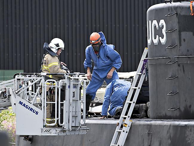 Polizeitechniker untersuchen das U-Boot von Madsen. (Archiv)