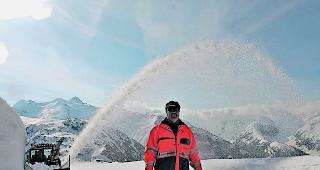 Derni&egrave;re. Strassenmeister Herbert Lengen erlebte gestern seine letzte Passschliessung. 
