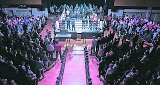 Tolle Stimmung. Bei der Pr&auml;sentation der K&auml;mpfer, rund 500 Zuschauer verfolgten die Finals.  