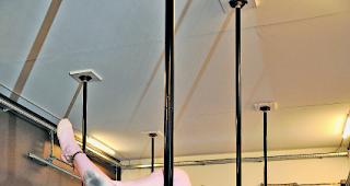 Kopf&uuml;ber. Melanie Steffen w&auml;hrend ihrer Vorf&uuml;hrung im Tanzstudio anl&auml;sslich des Tags der offenen T&uuml;r vom vergangenen Samstag: &laquo;Pole Dance hat viel mit Kraft zu tun.&raquo; 