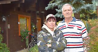 Heike und Ulrich Frey vor ihrem Haus in Fiesch: &laquo;Man m&ouml;chte uns vertreiben.&raquo;