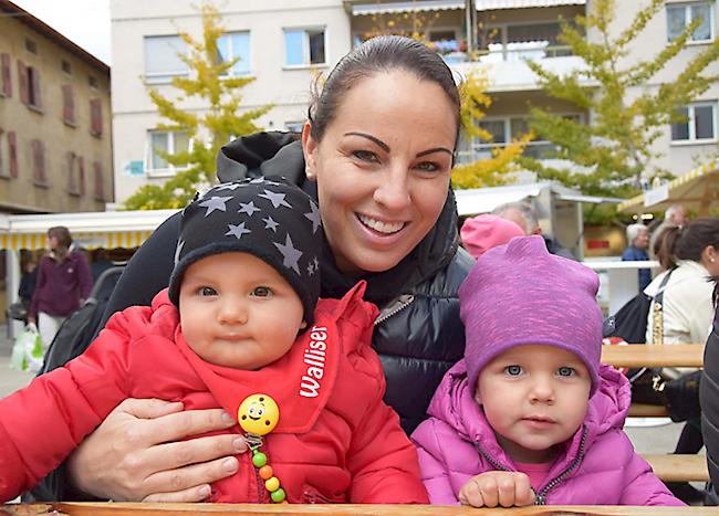 Robin (8 Monat) Beatrice (36) und Emely (2) Studer aus Visp.
