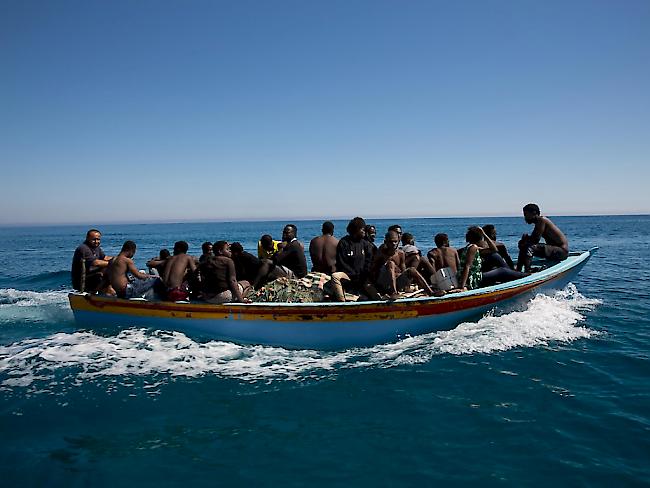 Auf ihrem Weg in Richtung Europa kamen in den vergangen Monaten immer weniger Migranten in Booten in Italien an. (Symbolbild)