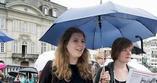 Die Schweiz schneidet bei der Gleichstellung der Geschlechter schlecht ab. Die Frauen stehen besonders in Politik und Wirtschaft im Regen. (Symbolbild eines Z&uuml;rcher Protests gegen Lohndiskriminierung)