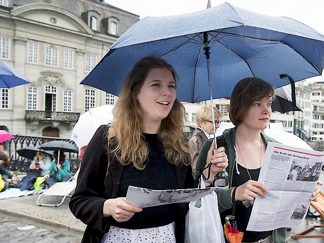 Die Schweiz schneidet bei der Gleichstellung der Geschlechter schlecht ab. Die Frauen stehen besonders in Politik und Wirtschaft im Regen. (Symbolbild eines Zürcher Protests gegen Lohndiskriminierung)
