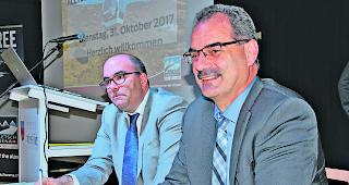 Hatten gut lachen. Direktor Valentin K&ouml;nig (links) und VR-Pr&auml;sident Renato Kronig an der GV. 