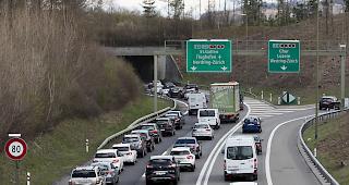 Am Freitagnachmittag hat ein Autofahrer auf der Autobahn A1 bei Gossau SG mit einer Schreckschusswaffe auf einen anderen Lenker gezielt. (Archivbild)