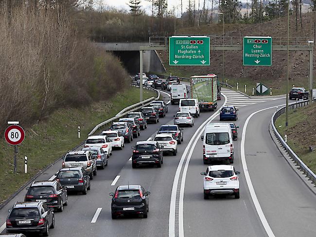Der dichte Kolonnenverkehr würde flüssiger, wenn auf Autobahnen rechts überholt werden dürfte. (Archivbild)