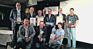 Geehrt. Die Walliser Tourismusleute nach der Preisverleihung in Innsbruck am Freitagabend (oben von links): Valentin K&ouml;nig, Direktor Aletsch Bergbahnen, Daniel Roten, Gemeindepr&auml;sident Randa, Theo Lauber, swissrope Erbauer Europabr&uuml;cke, Willy Martig, Finanzchef Aletsch Bergbahnen, Paul Summermatter, Gemeinderat Randa, Leo J&ouml;rger, Altpr&auml;sident Randa, Bergf&uuml;hrer Peter Schwitter. Unten von links: Pascal Keller, Pistenchef Aletsch Bergbahnen, Mathias Lorenz, Betriebsleiter Aletsch Bergbahnen, Kevin Lauber, swissrope.      
