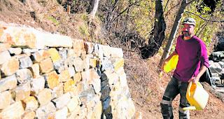 Eigenheit. Werden die St.-Leonhard-Steine nass, strahlen sie in speziellem Glanz, wie Bauleiter Robin Locher pr&auml;sentiert. 