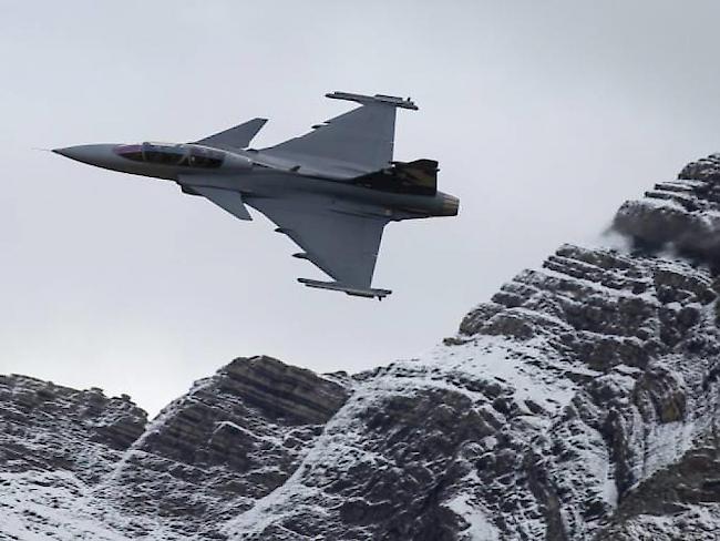 Der Gripen ist in der Volksabstimmung im Mai 2014 abgestürzt. Der Bundesrat einen neuen Anlauf zum Kauf neuer Kampfjets. (Archivbild)