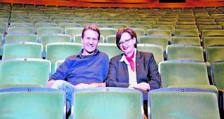 Vor dem Auftritt. Rob Spence mit Carmen Zenklusen, Pr&auml;sidentin des Oberwalliser Verbands der Raiffeisenbanken. 