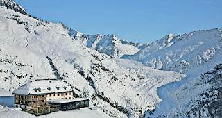 Historisch. Im Jahr 1858, zwei Jahre nach dem Spatenstich, gingen im Hotel Belalp auf dem Aletschbord bereits die ersten G&auml;ste ein und aus. 