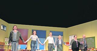 Im Klassenzimmer. Lehrerin Frau M&uuml;ller (Dritte von rechts) und die so schnell wandelbaren Eltern&hellip; 