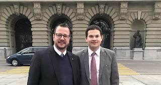 In Mission unterwegs. Die Grossr&auml;te Philipp Matthias Bregy und Gr&eacute;gory Logean am Donnerstag vor dem Bundeshaus in Bern.