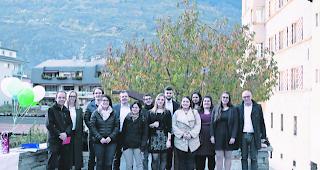 Pr&uuml;fungserfolg. Johann-Josef Jossen (ganz rechts) und die Ausbildenden mit den sieben neuen Kundenberatern. 