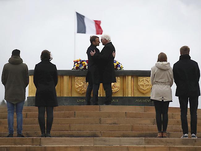 Macron (l.) und Steinmeier umarmen sich brüderlich als Zeichen der deutsch-französischen Verbundenheit: Gemeinsam weihten sie im Elsass ein Museum ein zum Gedenken der Opfer des Ersten Weltkriegs.