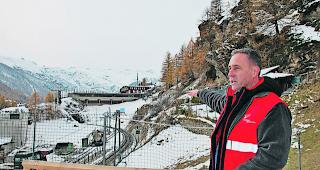 Koordinieren. Egon Gsponer weist auf das Gebiet vor dem Herdtunnel, wo ein sogenannter Knoten Zermatt entstehen soll. 