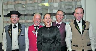 Bodenst&auml;ndig. Vorstand der Walliser Jodlervereinigung in Lalden: Vizepr&auml;sident Andreas Seitz, Pr&auml;sident Remo Salzmann, Finanzchefin D&eacute;sir&eacute;e Fercher, Xaver Summermatter von den Alphornbl&auml;sern und Tobias Wirthner, verantwortlich f&uuml;r die Musik (von links).  