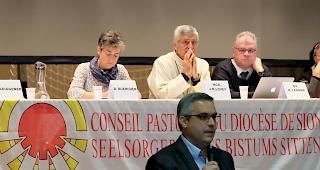 J&ouml;rg Sol&egrave;r sprach als Gastreferent am Kongress des Seelsorgerates. Im Hintergrund: Pr&auml;sidentin des Seelsorgerates Brigitte B&uuml;rcher, Bischof Jean-Marie Lovey und Generalvikar Richard Lehner.