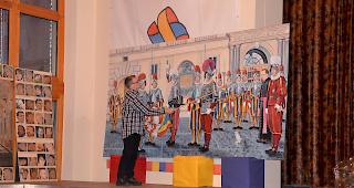 F&uuml;r die Ewigkeit. K&uuml;nstler Martin Jordan beschenkte das Gardemuseum gleich mit zwei riesigen Gem&auml;lden, auf denen insbesondere ehemalige und teils noch aktive Gardisten zu sehen sind.