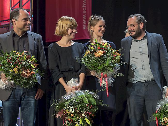 Jonas Lüscher (r) hat am Sonntag im Rahmen der BuchBasel den Schweizer Buchpreis entgegennehmen können. Neben ihm (v.l.) die Ko-Nominierten Lukas Holliger, Julia Weber und Martina Clavadetscher. Nicht auf dem Bild ist der Urs Faes. Er blieb nach einem Disput mit einem Kritiker dem Anlass fern.