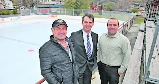 Meilenstein. Armand Burgener, Reinhard Imboden und Alain Weissen (von links) freuen sich &uuml;ber den deutlichen Zuspruch, den die neue Eis- und Eventhalle vom Stimmvolk erfuhr. 