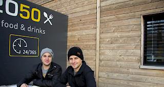 Motiviert. Die beiden Mitinitianten Marco Zumoberhaus von winsun (links) und Matthias Bumann von h&auml;? setzen sich auch weiterhin f&uuml;r Solarprojekte in Afrika ein.